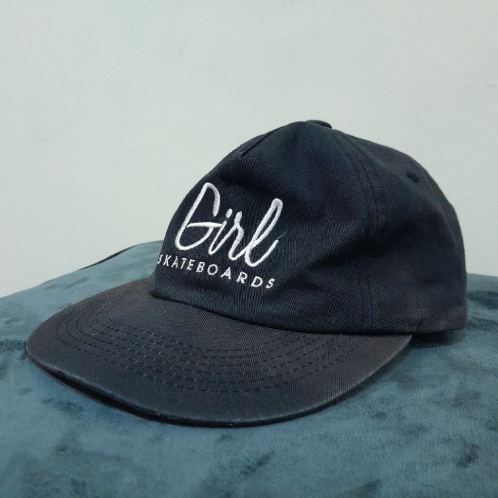 GIRL SKATEBOARDS SCRIPT LOGO BASEBALL CAP BLACK