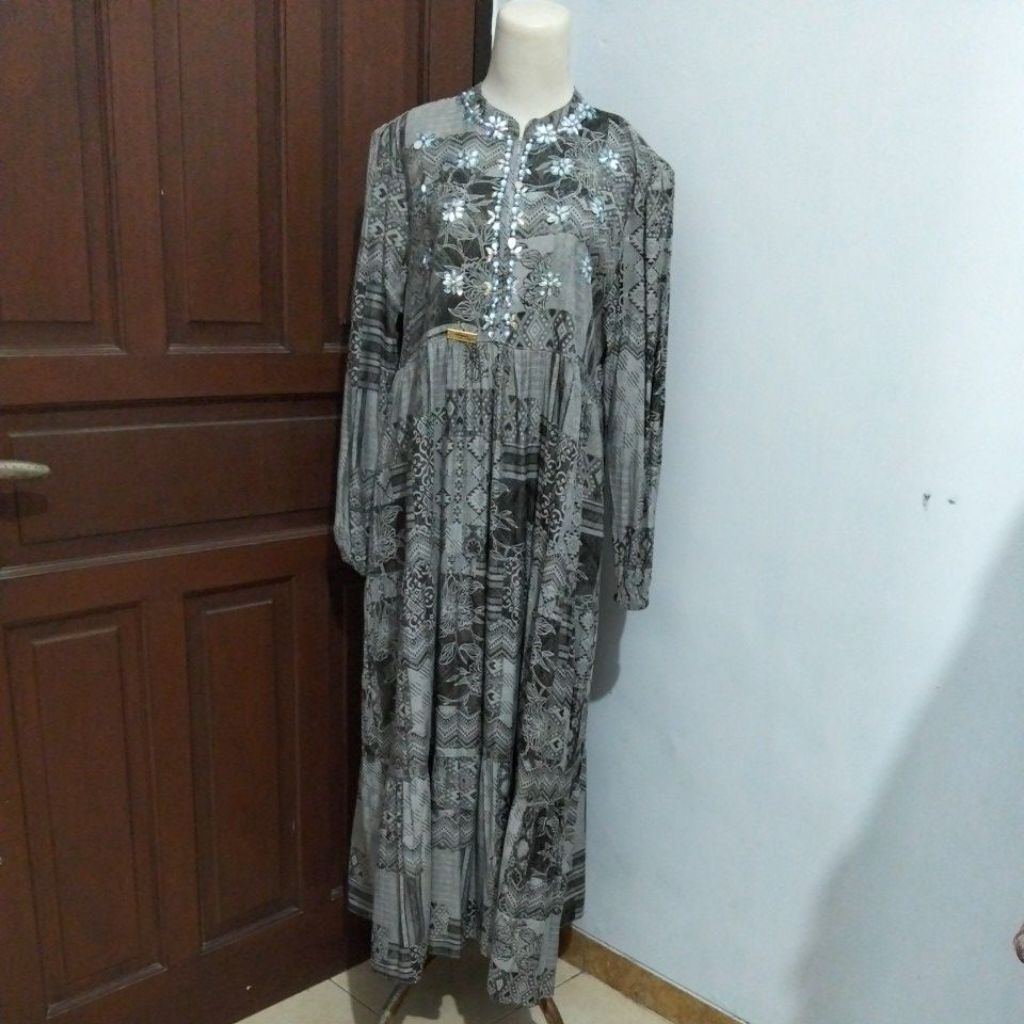 Gamis wanita motif abstrak abu-abu lengan panjang dengan bordir bunga depan