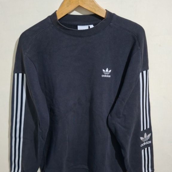crewneck adidas 3 stripe