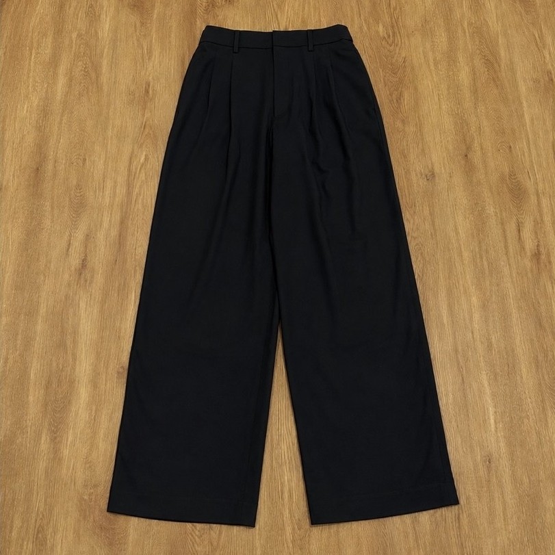 Uniqlo Black Pleated High Waist Wide Straight Loose Celana Lurus Lipit Hitam Preloved