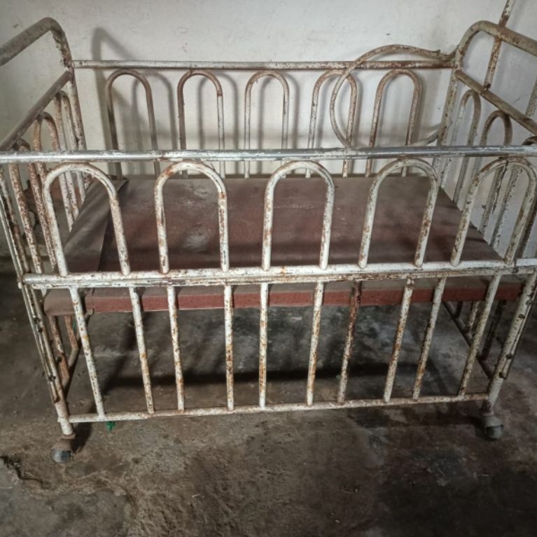 Tempat Tidur Bayi Besi dengan Roda dan Pengaman Sisi Kanan Kiri