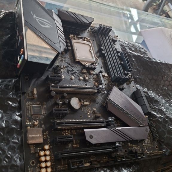 MoboGaming asus rogZ390 gen8dan9 like new