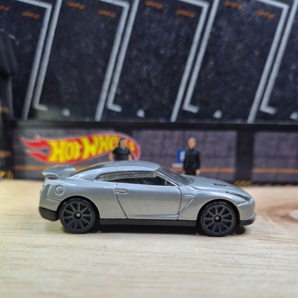 HOT WHEELS NISSAN GTR R35 SILVER