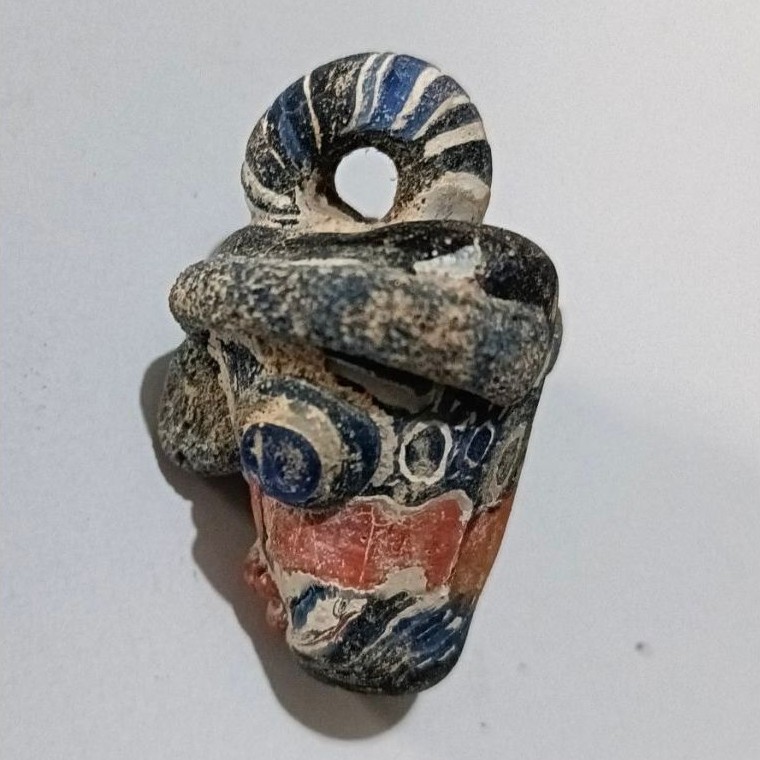 liontin manik manik topeng barang temuan