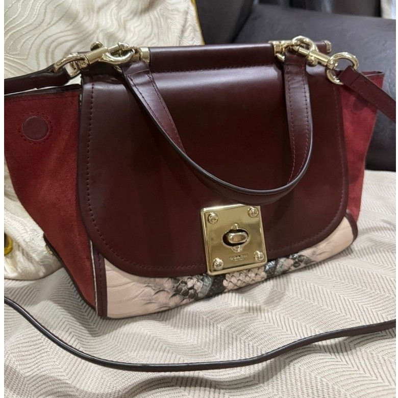 COACH ORI PRELOVED Tas Selempang Wanita Warna Maroon Motif Ular dengan Handle Atas dan Strap Panjang
