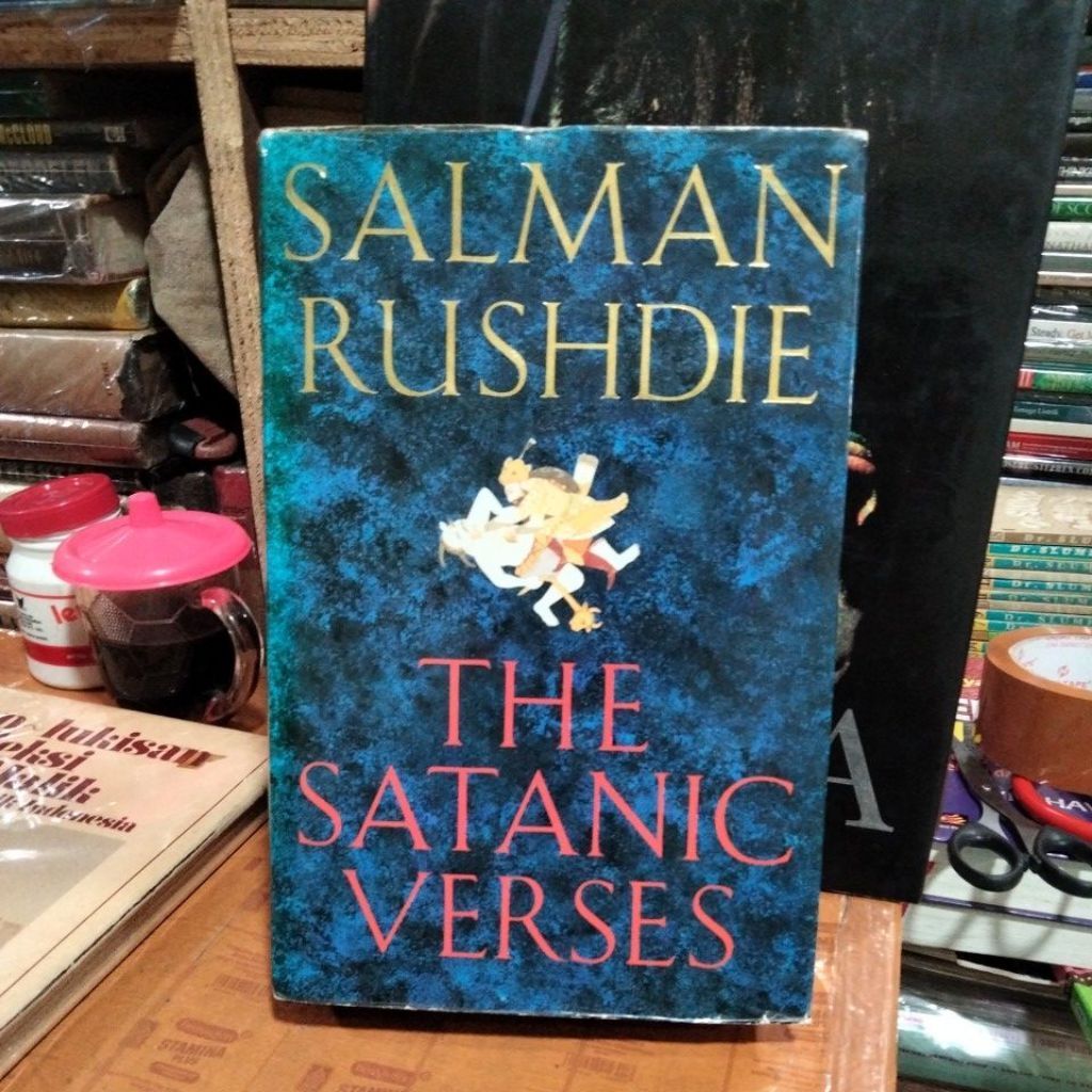 Salman rusdhie the satanic verses cetakan pertama