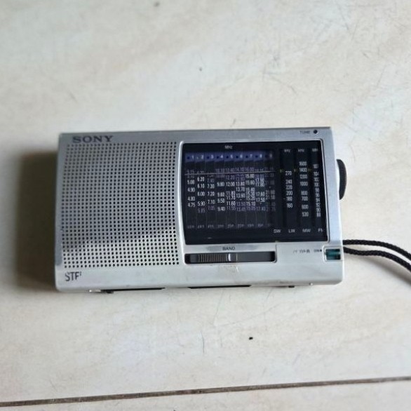 Radio sony icf SW11 kondisi bahan