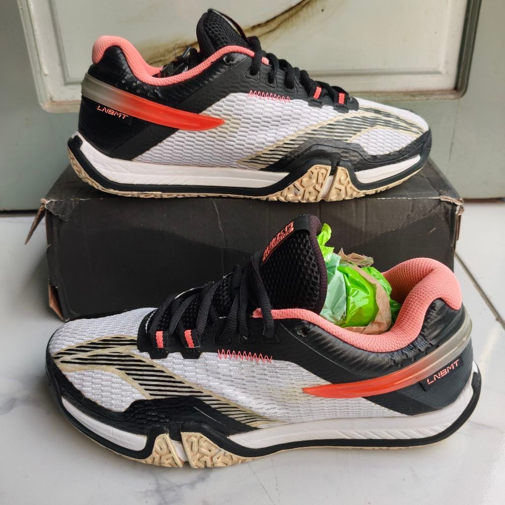 Sepatu Badminton Lining Ground flying sz 39 (Second)
