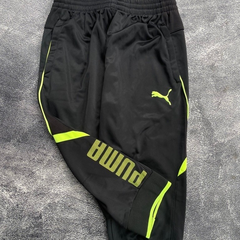 Celana jogger Puma hitam dengan aksen neon, celana olahraga pria pinggang karet