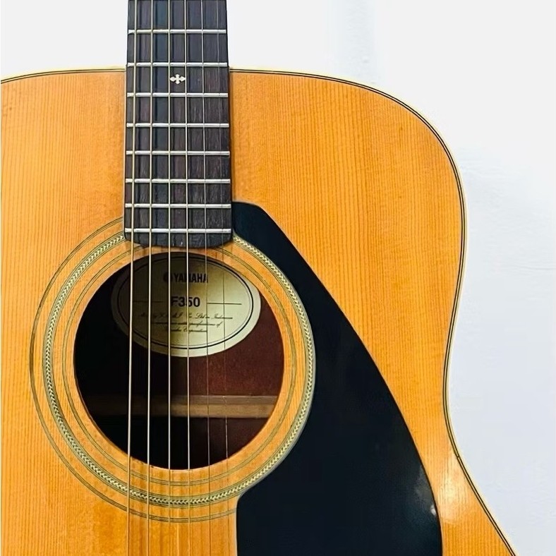 Gitar Akustik Yamaha F350 body natural dengan fretboard gelap