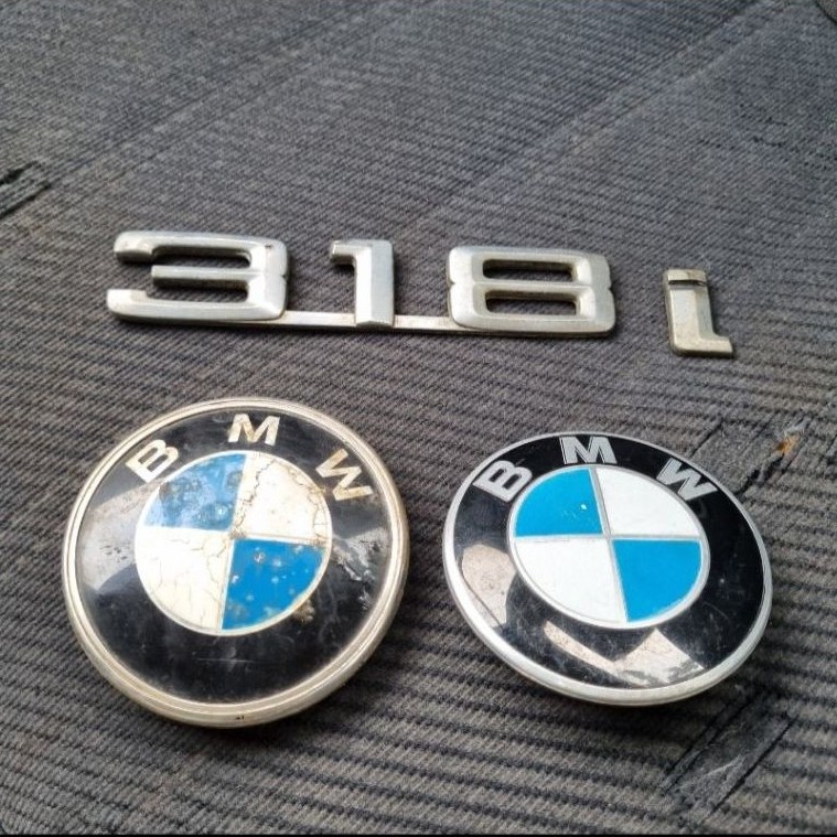 emblem 1 set depan belakang BMW E30 dan emblem 318i