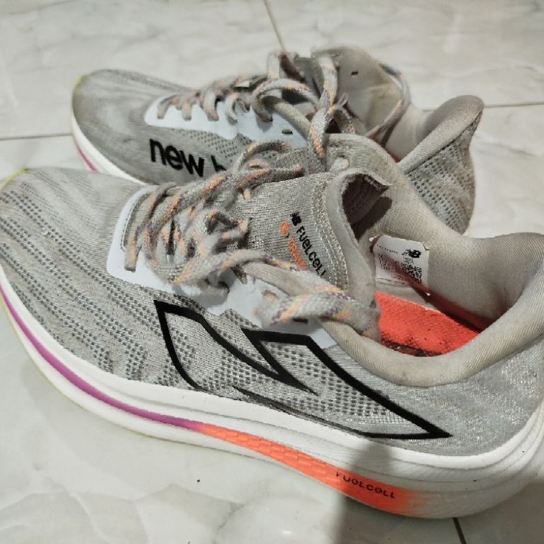 Sepatu lari New Balance FuelCell
