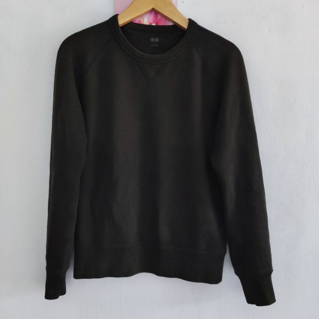 Crewneck Uniqlo Hijau Botol