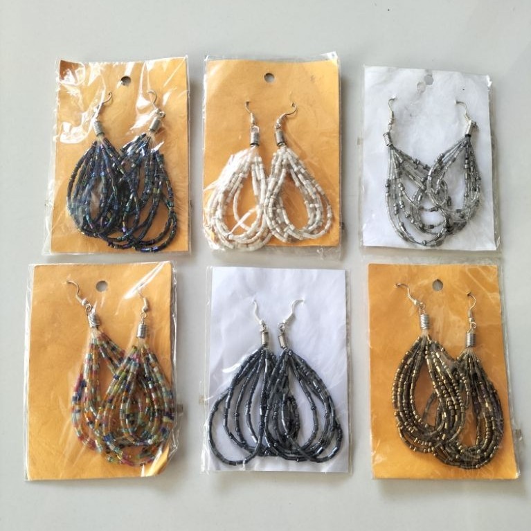 Anting manik wanita model tetesan air gantungan panjang warna hitam putih silver