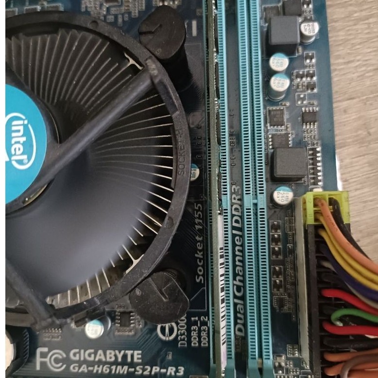 Motherboard Gigabyte GA-H61M-S2P-R3 Socket 1155 Dual Channel DDR3 dengan heatsink Intel