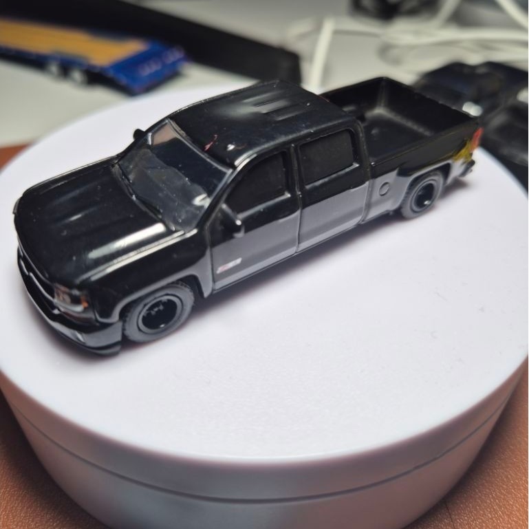 Greenlight 1:64 Chevrolet Silverado Loose Wheel Swap