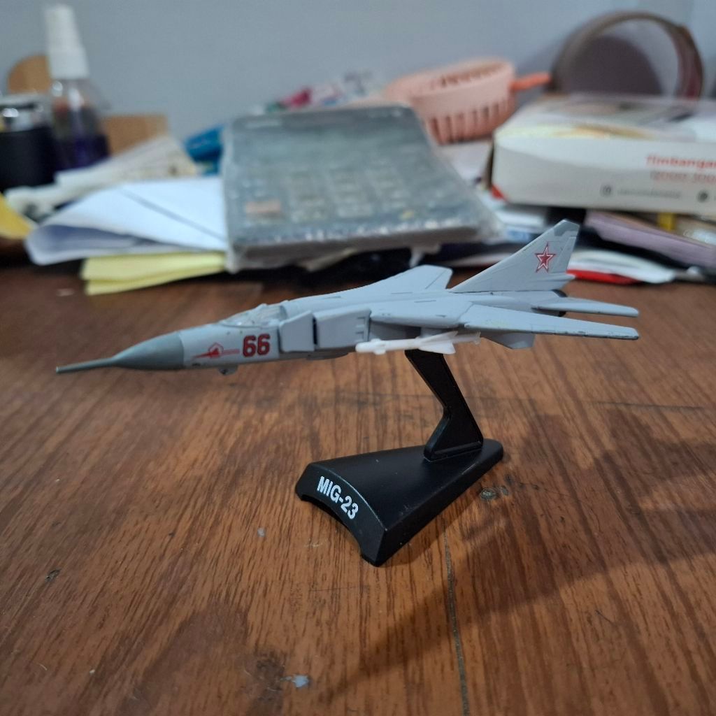 Diecast pesawat tempur militer Mikoyan Guverich MIG-23 1:136