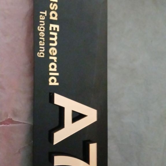 papan nama  akrilik rumah
