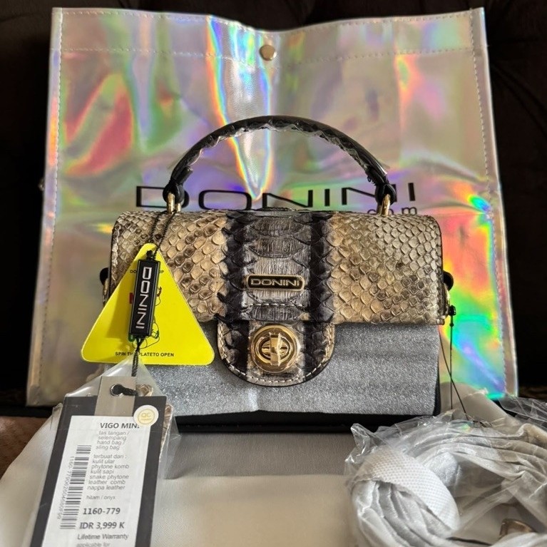 Tas Tangan DONINI VIGO MINI motif kulit ular warna krem hitam dengan tali selempang