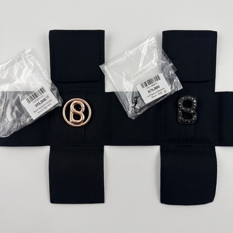 NEW Bros Buttonscarves Luxe Signature Gleaming Brooch Black BS Round Signature Everyday Brooch Rose 
