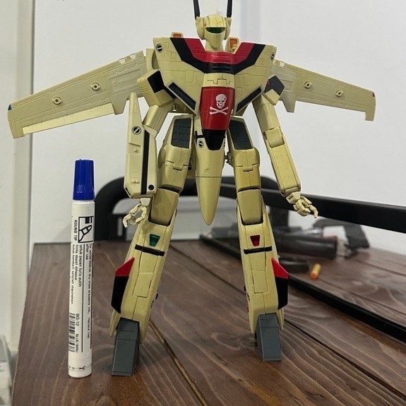 1/55 scale Macross VF-1 Valkyrie action figure (sharing the classic)