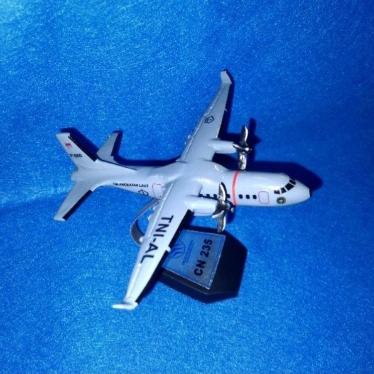miniatur pesawat cn235