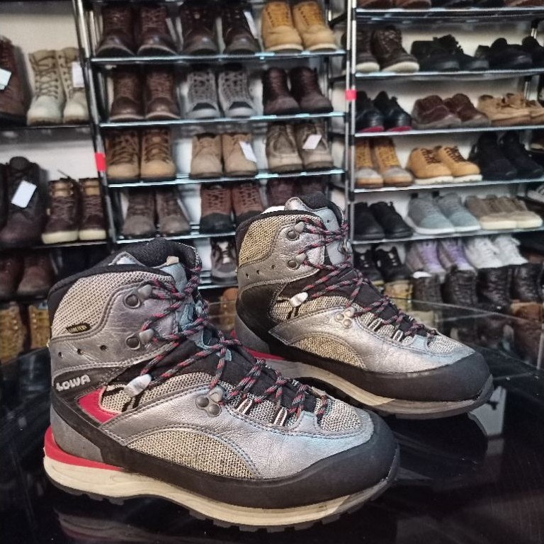 Lowa hiking italy size 39.5cm