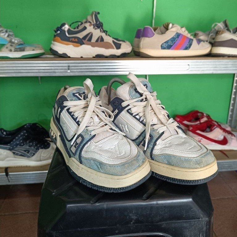 Sepatu LV Trainer Monogram Denim