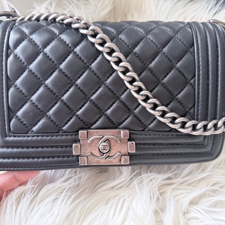 chanel boy size medium cendol boy