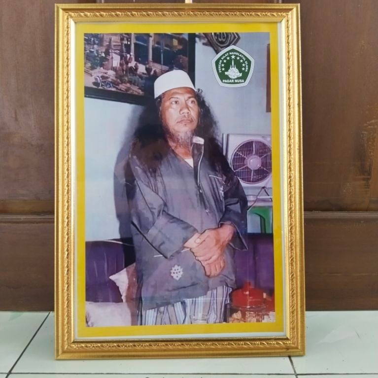 Cetak Hiasan Dinding Poster Gus Maksum Ukuran 57x37 cm (plus pigura gold + mika)