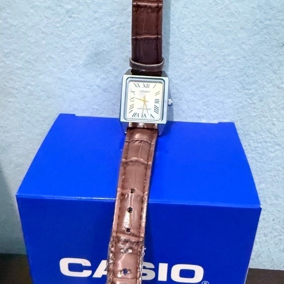 Jam Tangan Wanita CASIO Analog Tali Coklat Jarum Romawi Model Square