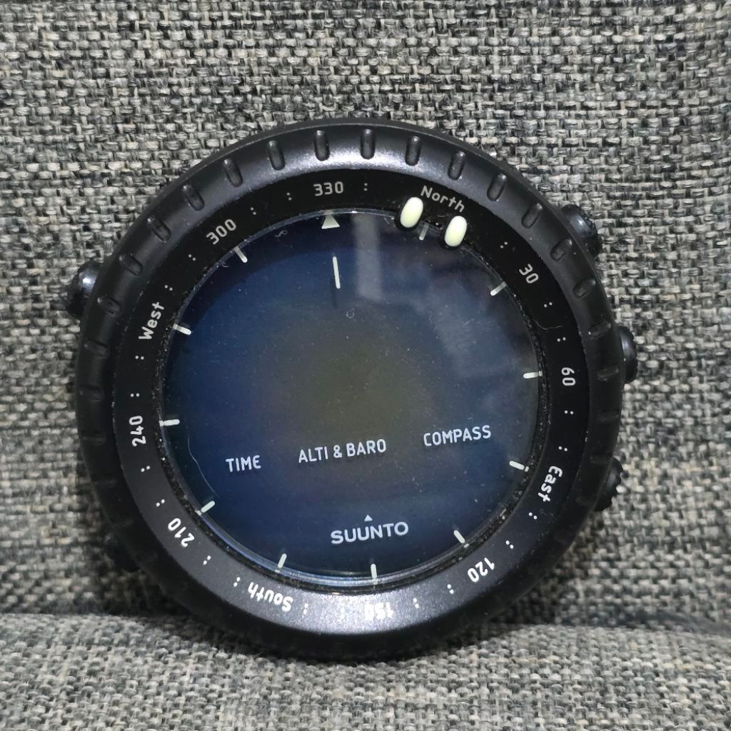 jam tangan outdoor Suunto Core ( mati ) untuk kanibalan