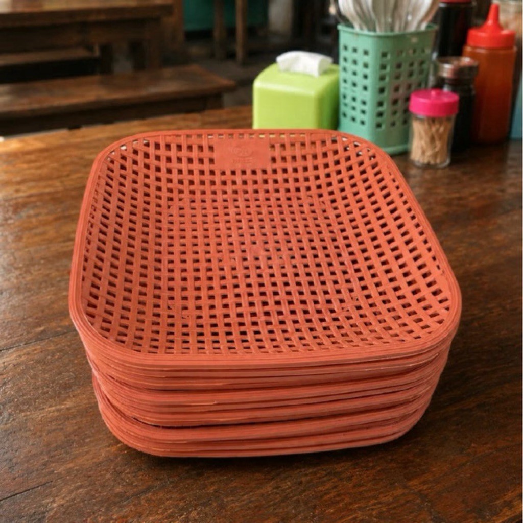 1 LUSIN PIRING ANYAM ROTAN PLASTIK PERSEGI DIAMETER 24 CM