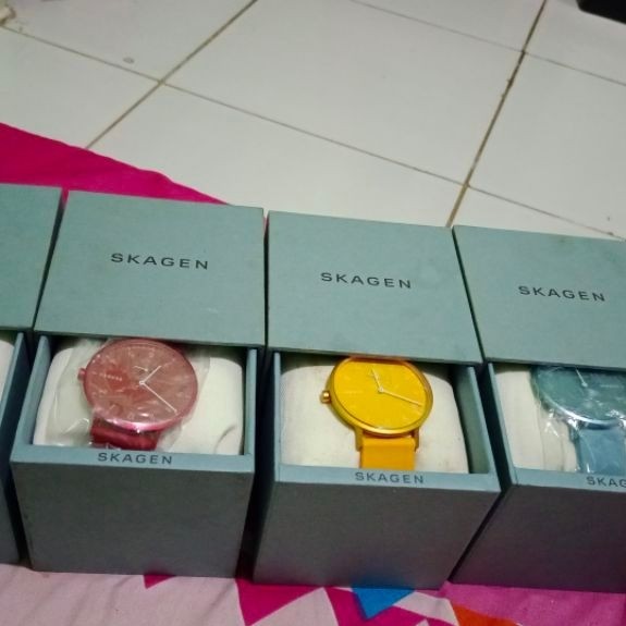 Jam Tangan Wanita SKAGEN Analog Tali Warna-warni dalam Kotak