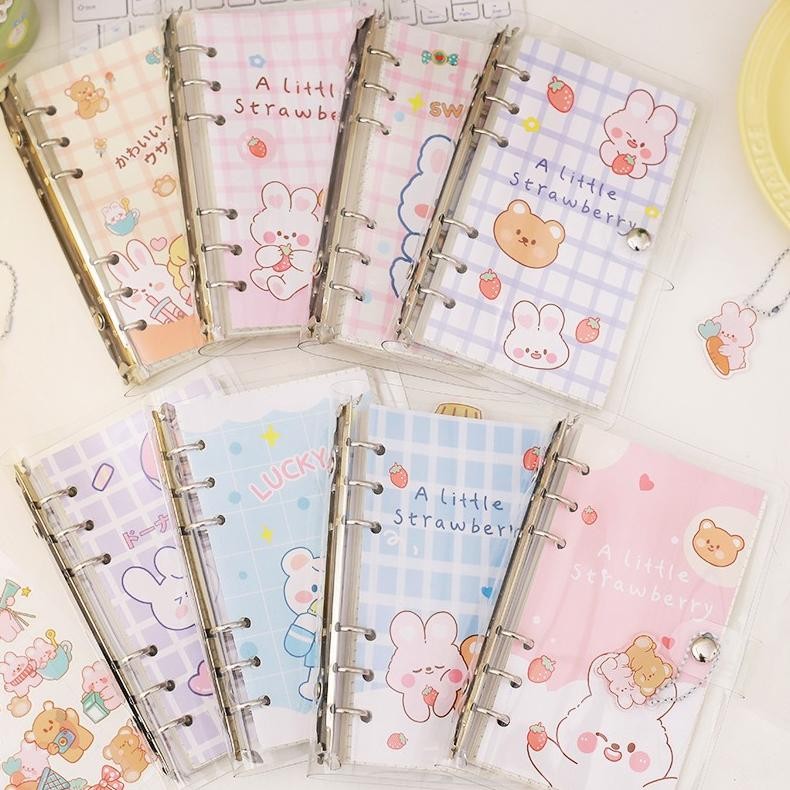

Premium Buku Binder A6 Isi Kertas 100 Lembar+Gantungan Kecil+Pet Stiker Korean Style Spiral Notebook Pvc Cute Bear Rabbit Buku Catatan Isi Ulang Loose-Leaf Buku Harian Binder Bahan Cover Silikon Transparan Jurnal Wisatawan Diy Scrapbook Daily Planner Lucu