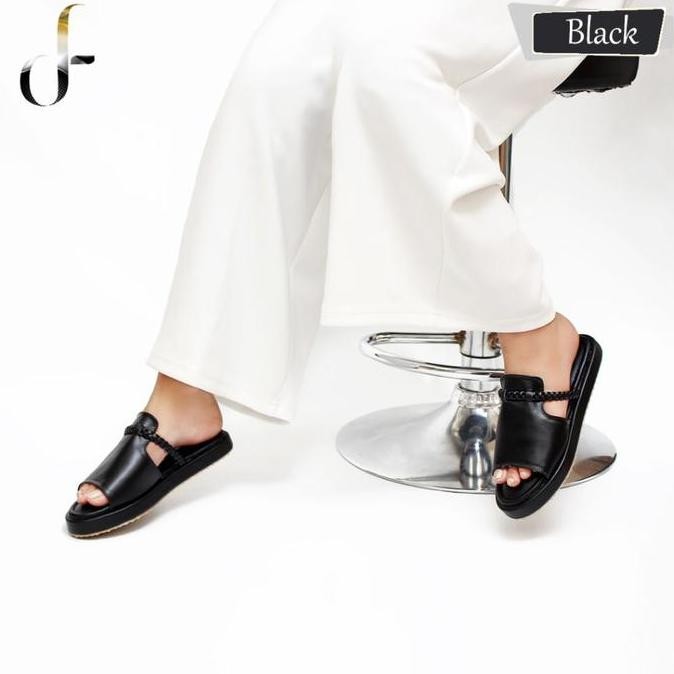 

Faradela Sandal Wanita Slip Sandal Santai F01-04.1 Sendal Hitam Putih Putih LJ