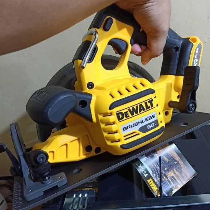 Mesin Circular Saw Cordless DEWALT DCS578X2 Gergaji Kayu DCS578 60V