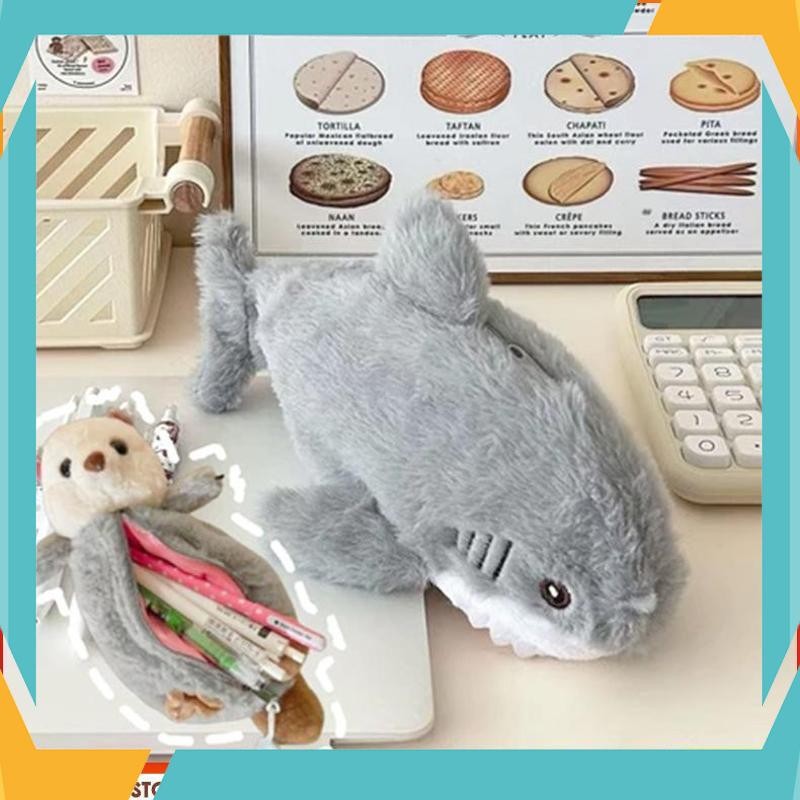 

Terbaik Tempat Pensil Boneka Hiu Multifungsi - Tempat Pensil Tas Pensil Boneka Mewah Shark Pencil Case Lucu Kotak Pensil Hewan OUZ-29