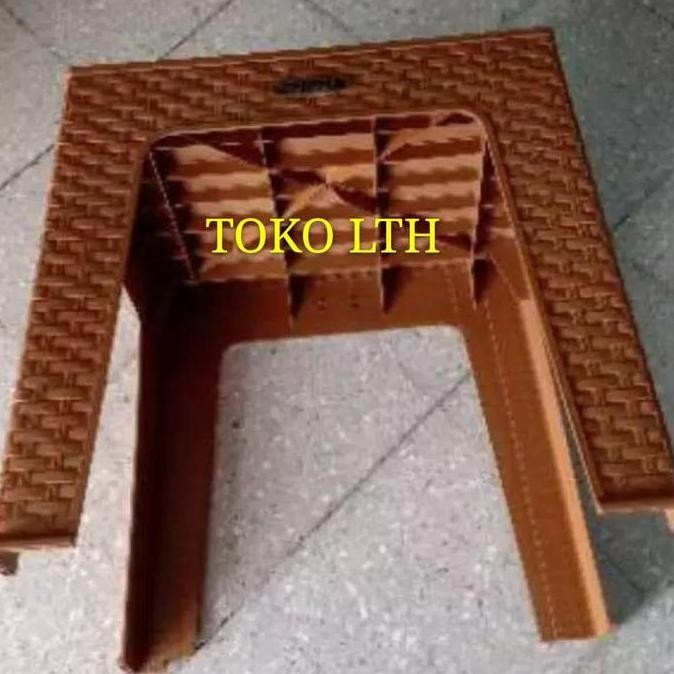 MEJA PLASTIK MOTIF ROTAN ANYAMAN NAPOLLY / MEJA COKLAT / MEJA TAMAN