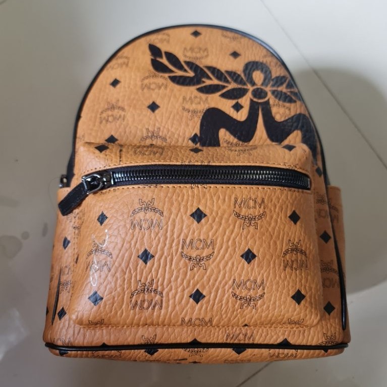 323. MCM Stark Visetos Cognac Backpack Unisex
Preloved
Leather Kulit Asli

Size : 26.5cm x 13cm × 32