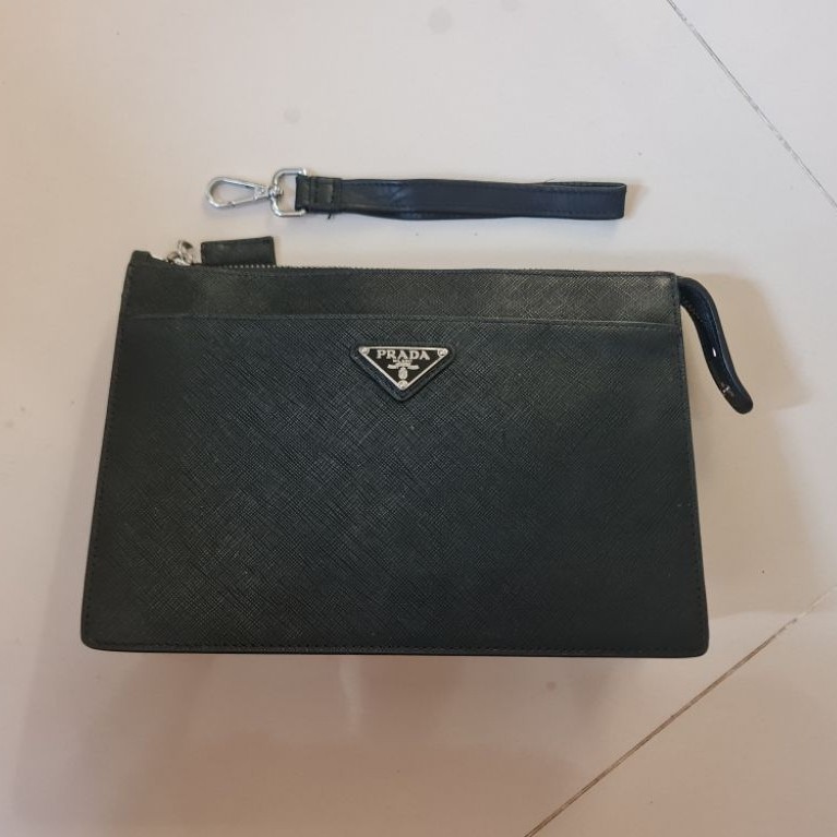 324. Prada Milano Saffiano Calfskin Clutch Men Pria Black
Preloved
Leather Kulit Asli
Tag besi

Size