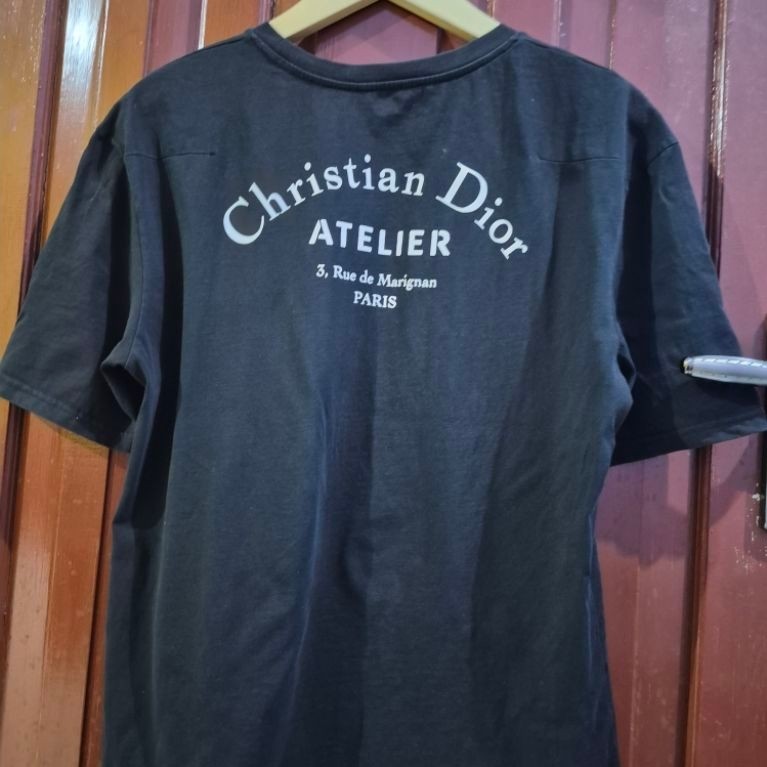 Kaos T-Shirt Hitam Lengan Pendek Christian Dior Atelier Paris Print Belakang