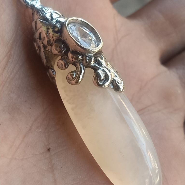 liontin ukir bali batu pandan putih