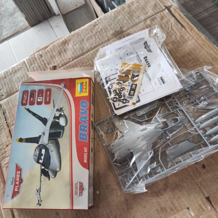 zvezda disney planes skala 1/100 model kit Bravo from above the world of cars snap fit full color