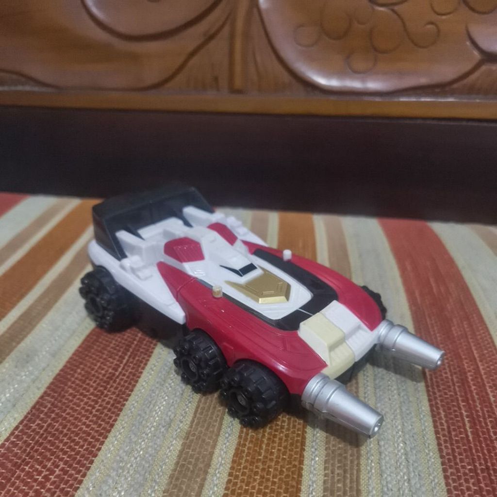 part dx Delta Runner Zord dari seri Power Rangers Super Megaforce