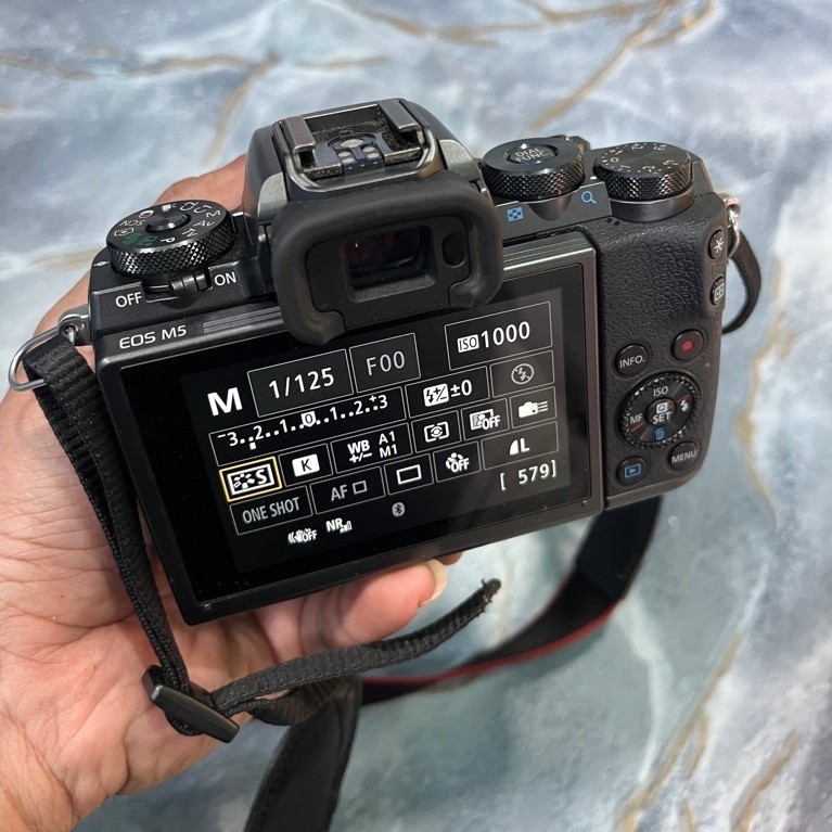 Canon EOS M5 Second / Bekas Bonus Adapter EF-Eos M