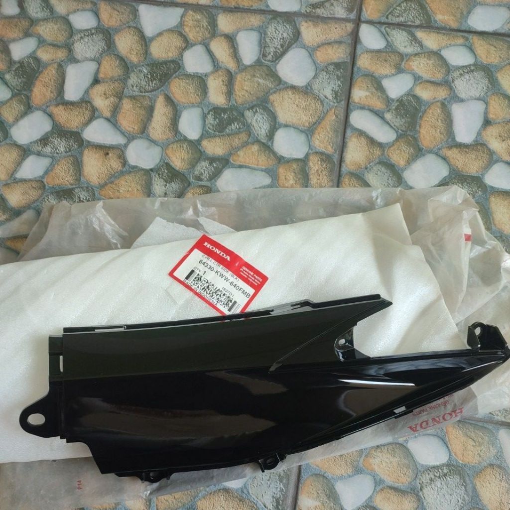 COVER L CENTER SIDE BLK COVER SAMBUNGAN BODY HONDA REVO FIT REVO R 110 NEW 64330-KWW-640FMB KIRI ORI