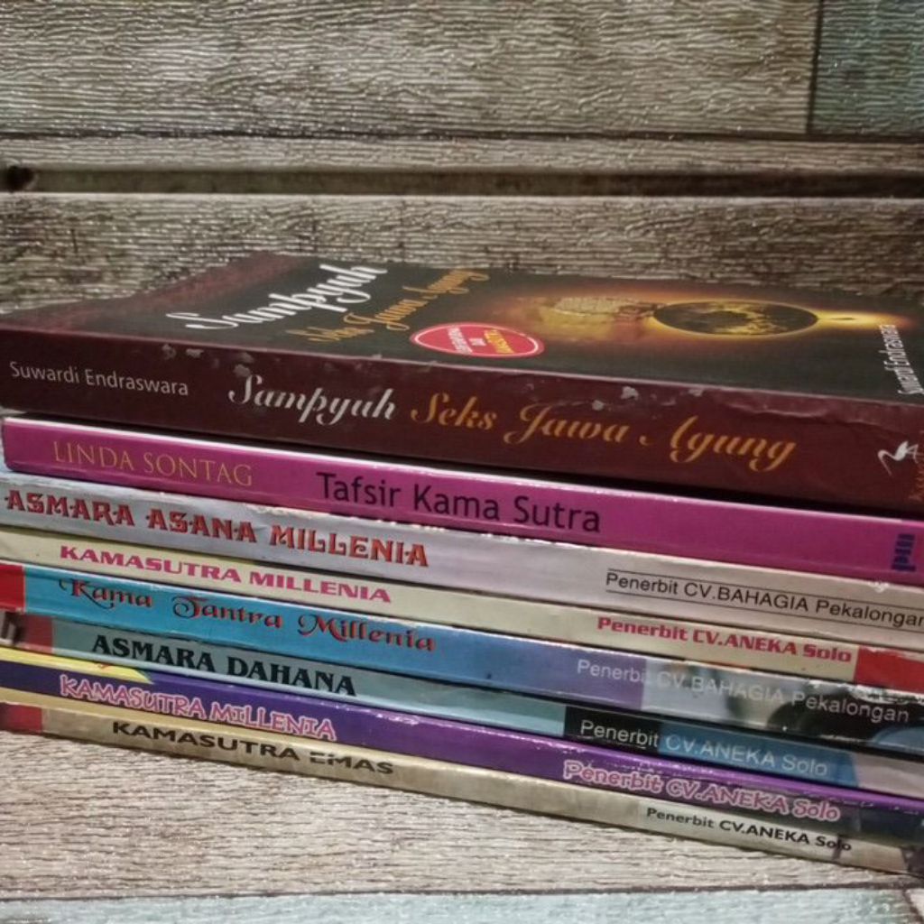 Buku kamasutra. ada 8 buku, harga 175.000.