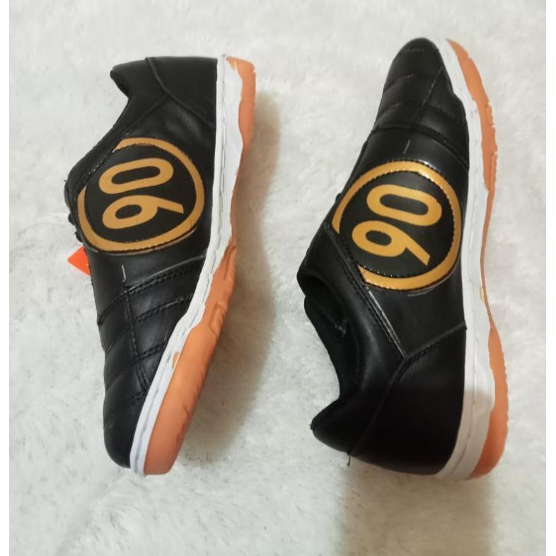 Hot Deals Sepatu Futsal  T 90 Kulit Sapi Sol Sudah Di Jahit