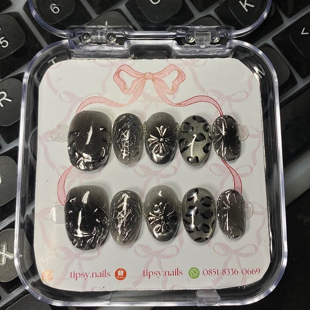 PRESS ON NAILS - Silver Chr0me Leo